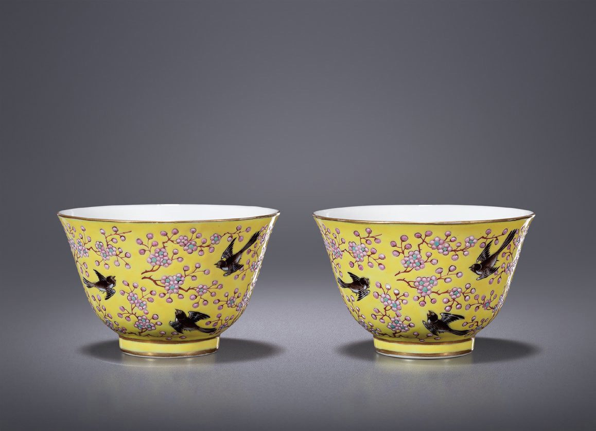 黄地粉彩喜上眉梢纹碗一对