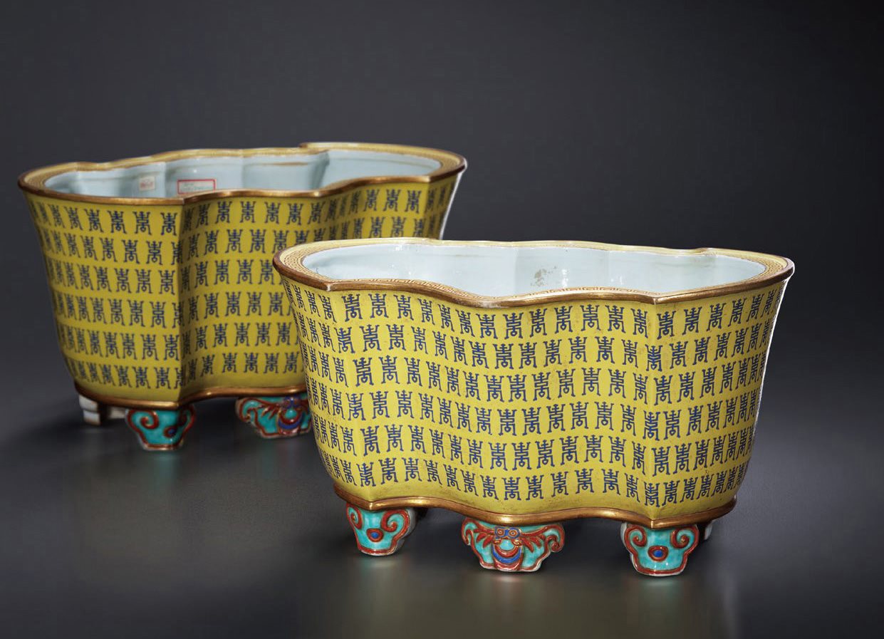 黄地粉彩寿字纹蝠式花盆一对
