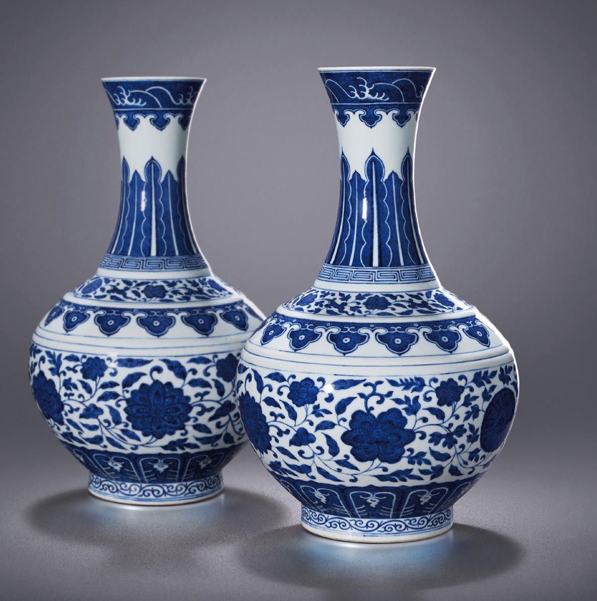 青花缠枝花卉纹赏瓶一对