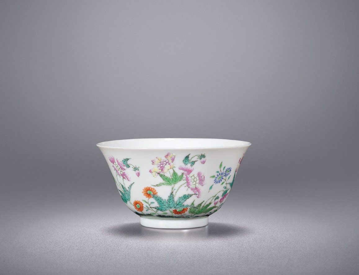 粉彩花卉纹碗